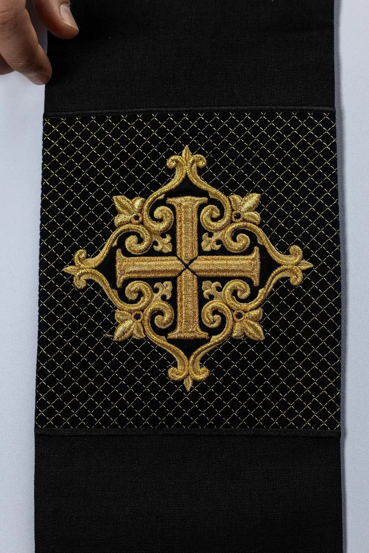 Estola de terciopelo negro con bordado de cruz dorada
