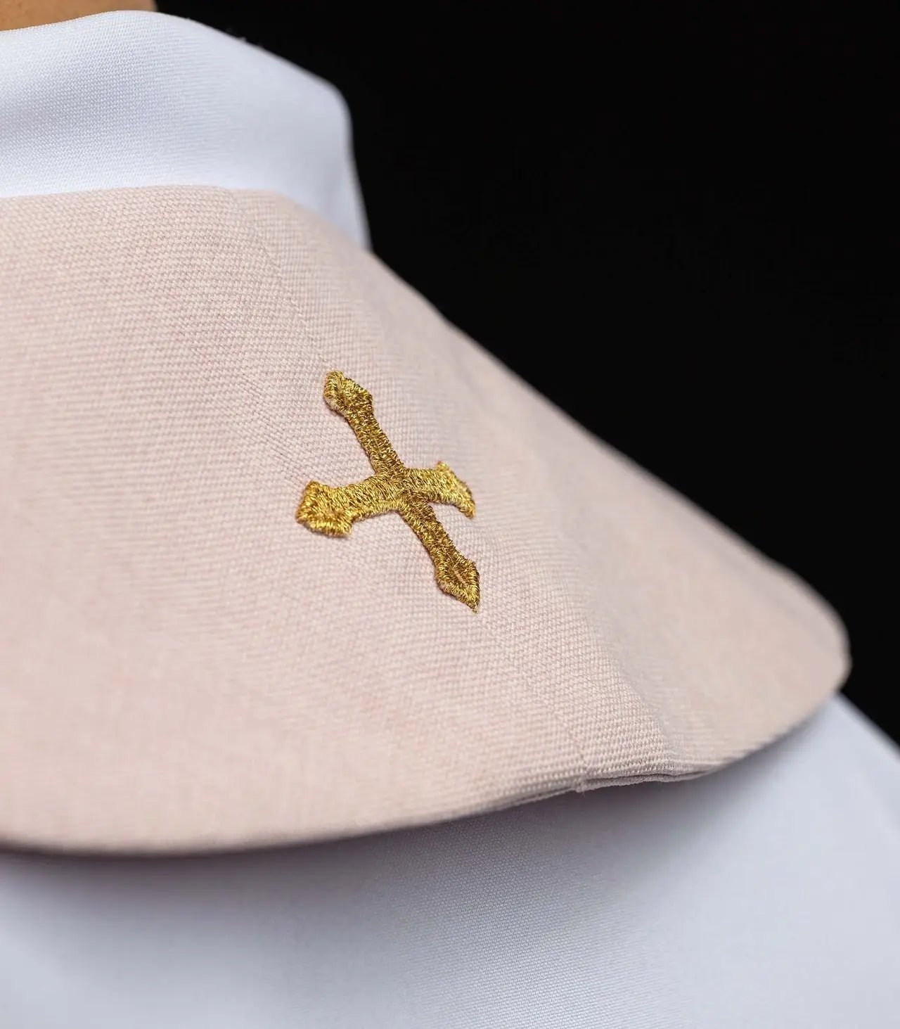 Estola de terciopelo rosa con bordado de cruz dorada