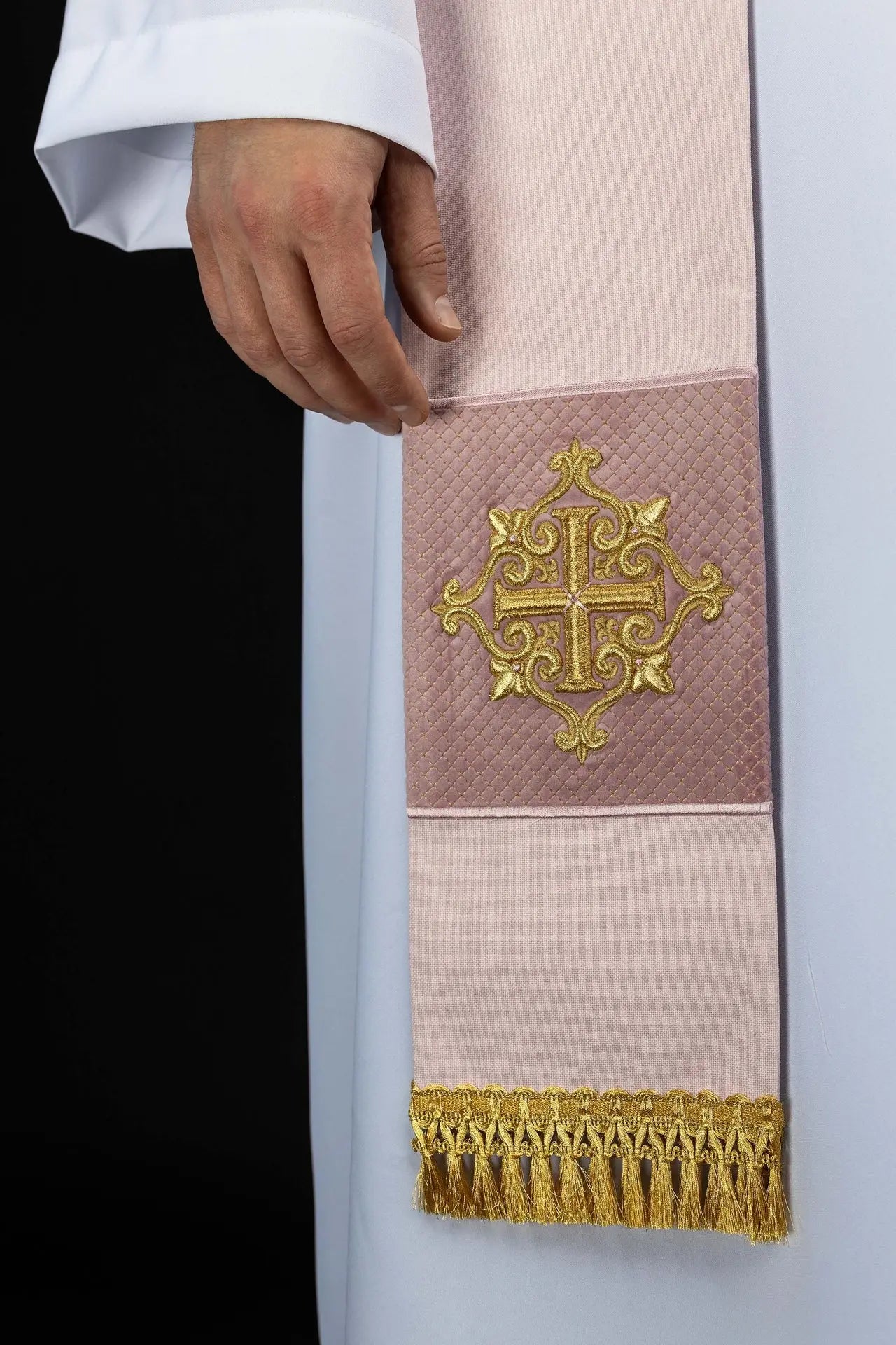 Estola de terciopelo rosa con bordado de cruz dorada