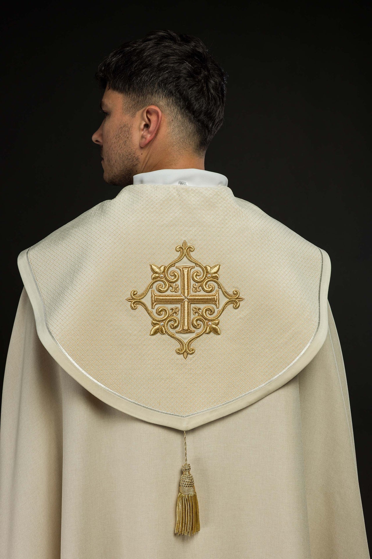 Kapa liturgiczna z aksamitnym ecru pasem i haftem krzyży - ORNATY.PL