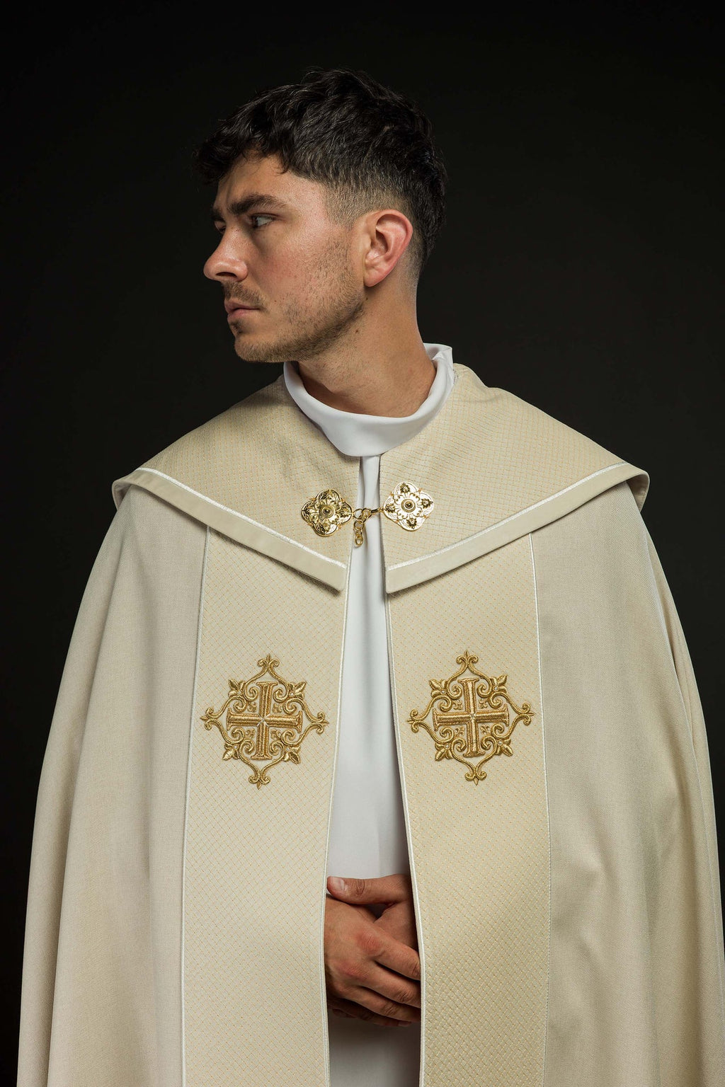 Kapa liturgiczna z aksamitnym ecru pasem i haftem krzyży - ORNATY.PL