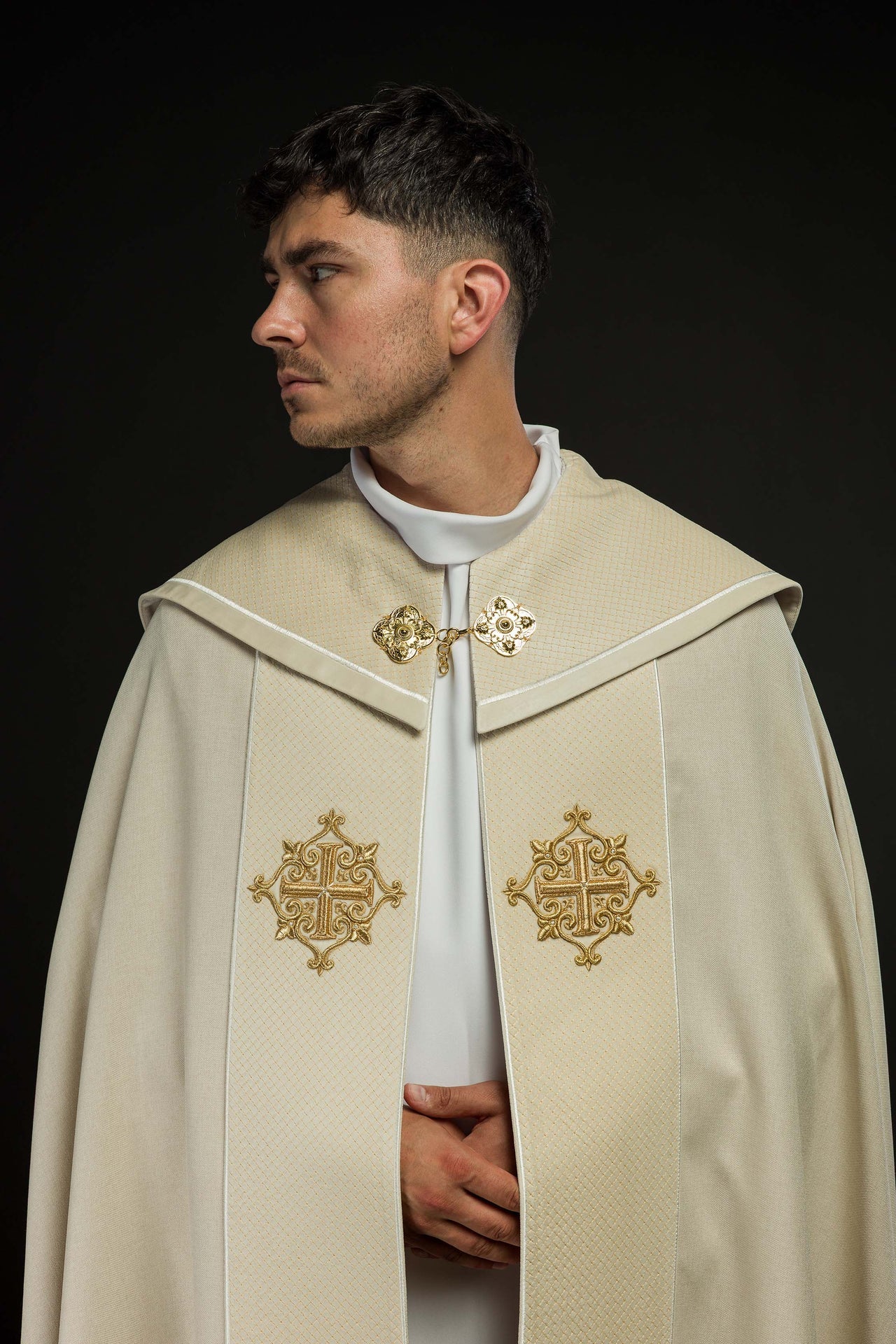 Kapa liturgiczna z aksamitnym ecru pasem i haftem krzyży - ORNATY.PL