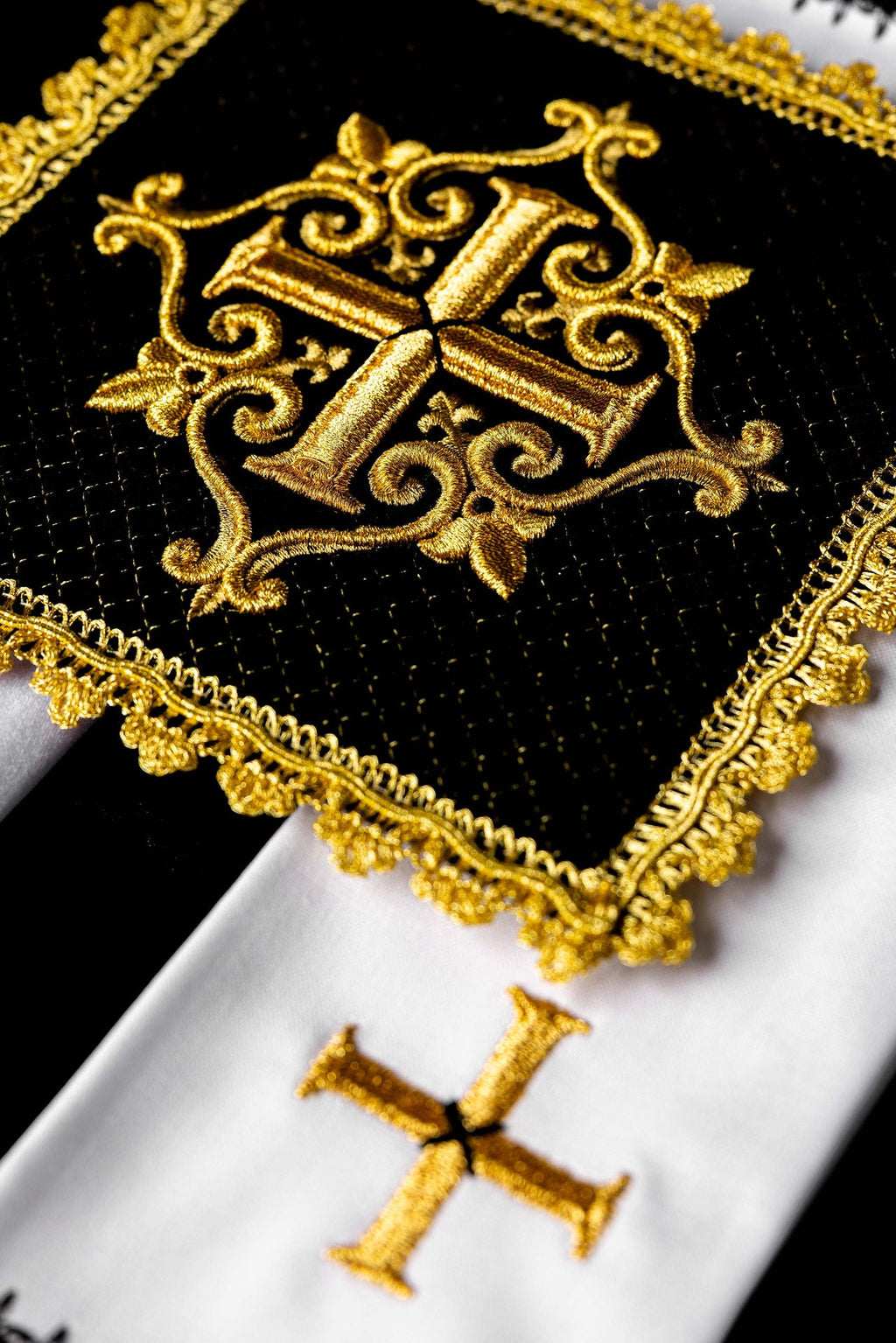 Ropa interior para cáliz con cruz bordada terciopelo negro