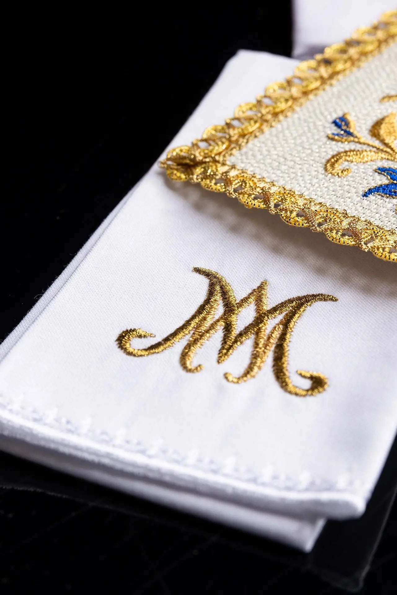 Conjunto de Lencería para Cáliz con Bordado del Monograma Real Mariano