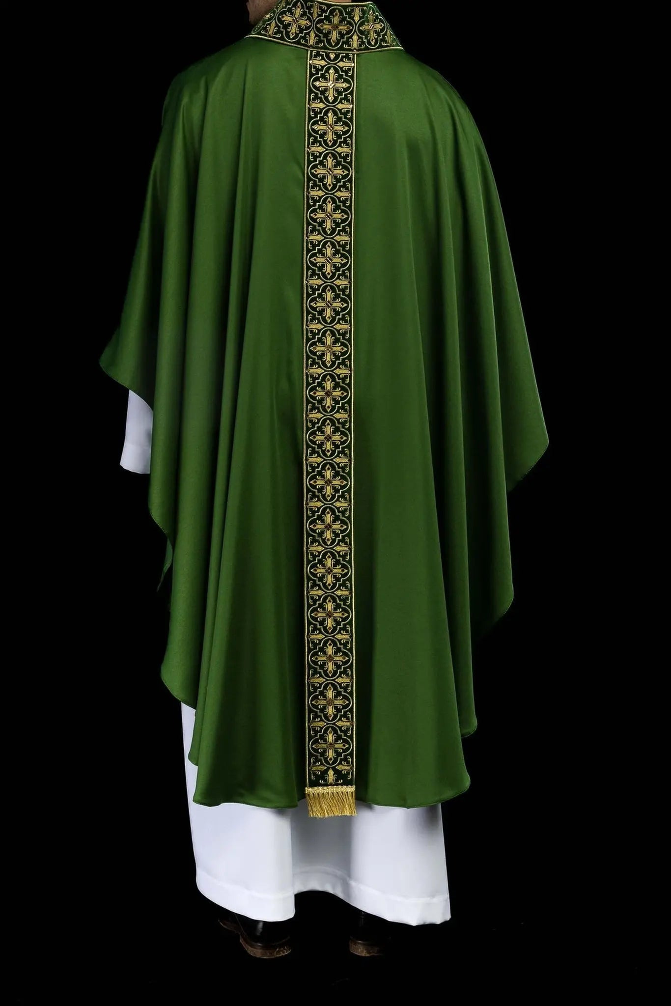 Casulla verde con cinturón bordado colgante y 500 piedras