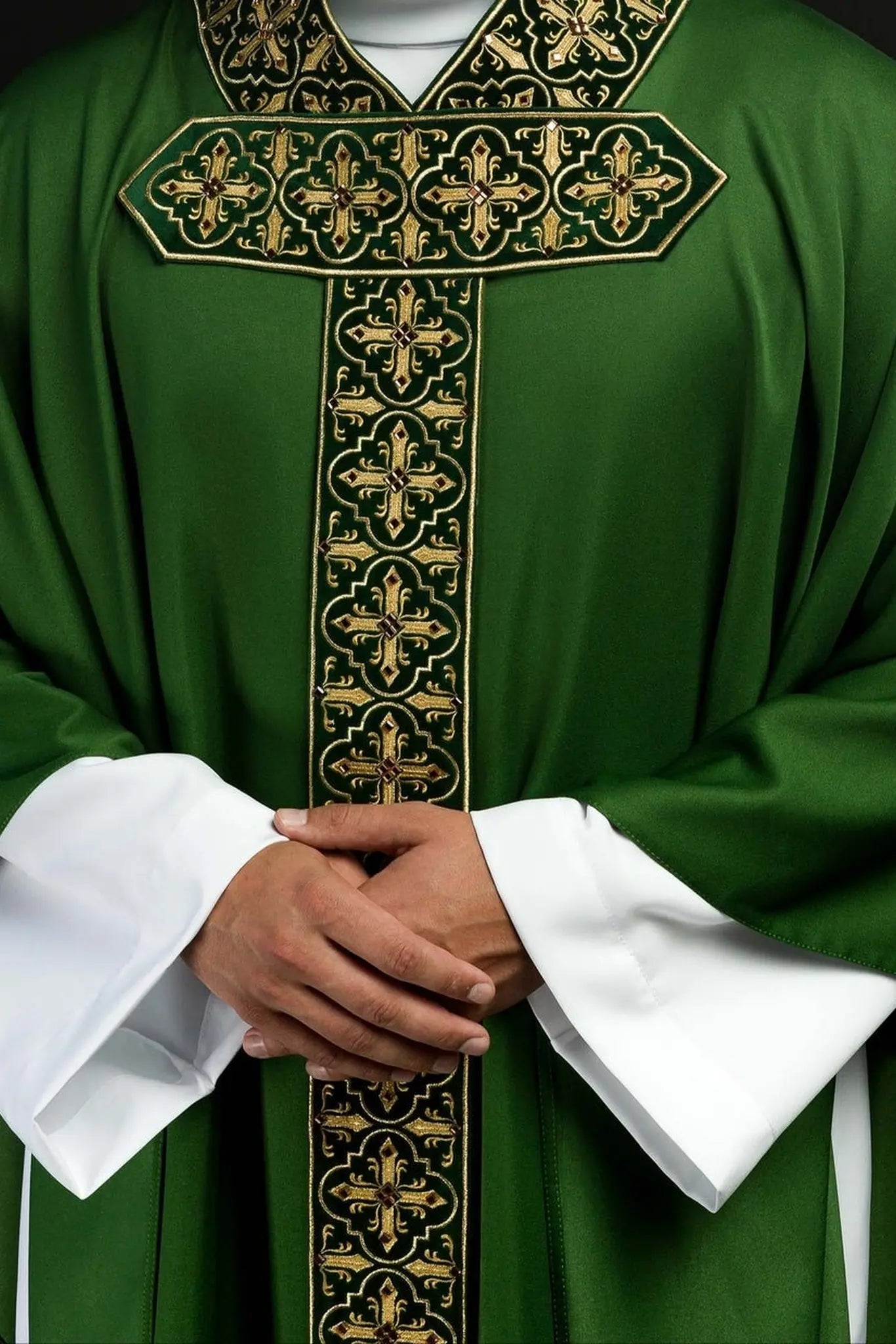 Casulla verde con cinturón bordado colgante y 500 piedras