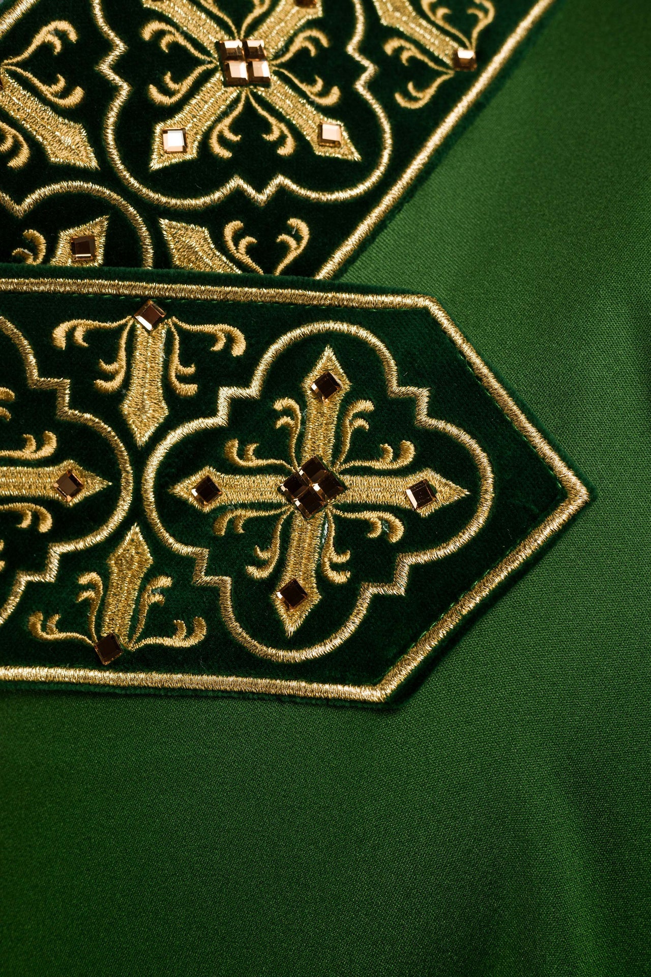 Ornat zielony z wiszącym haftowanym pasem i 500 kamieniami - ORNATY.PL