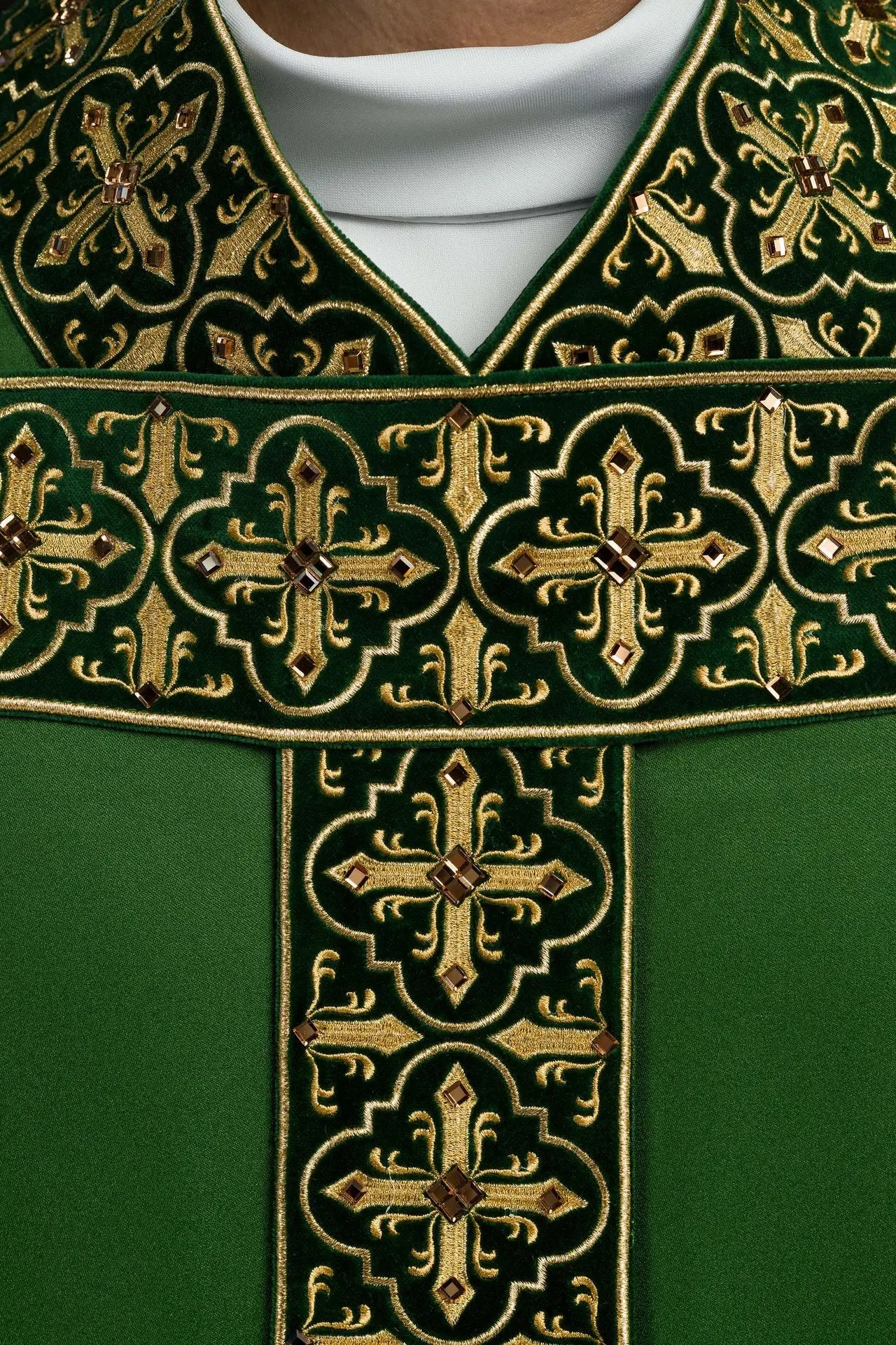 Casulla verde con cinturón bordado colgante y 500 piedras