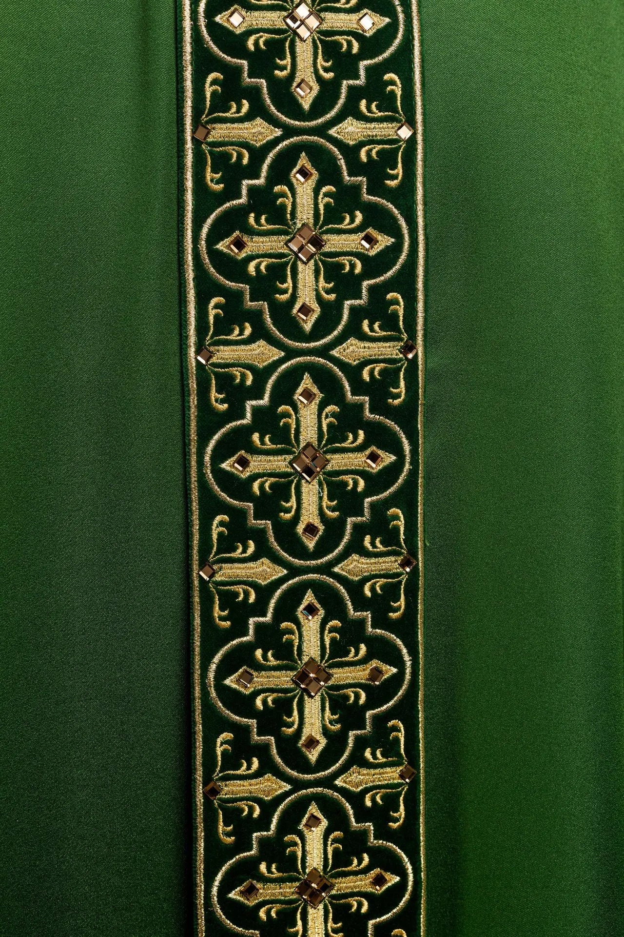 Casulla verde con cinturón bordado colgante y 500 piedras