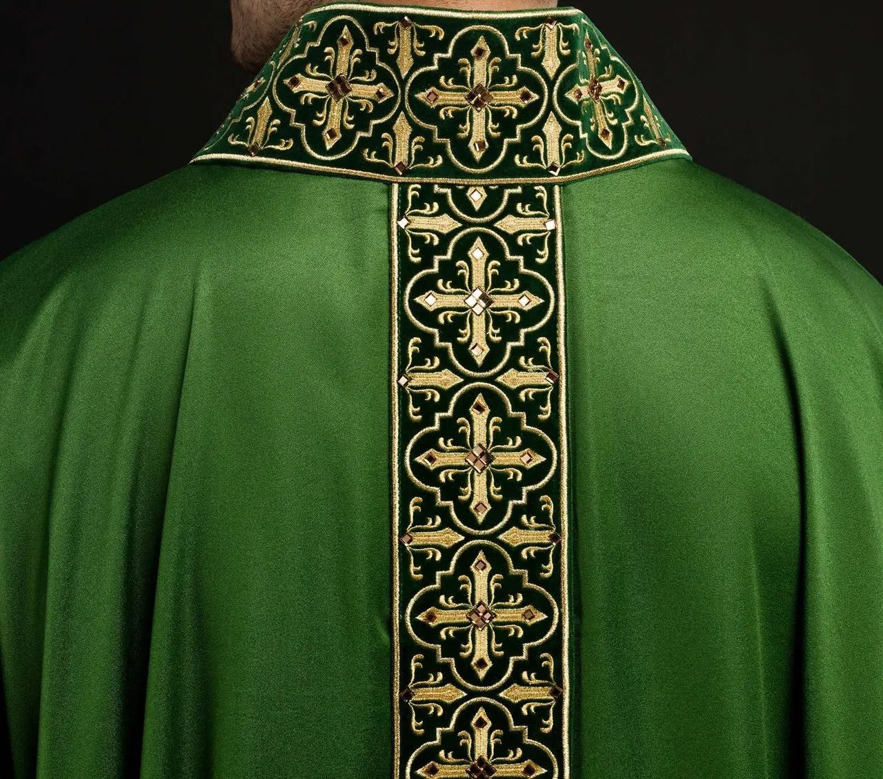 Casulla verde con cinturón bordado colgante y 500 piedras