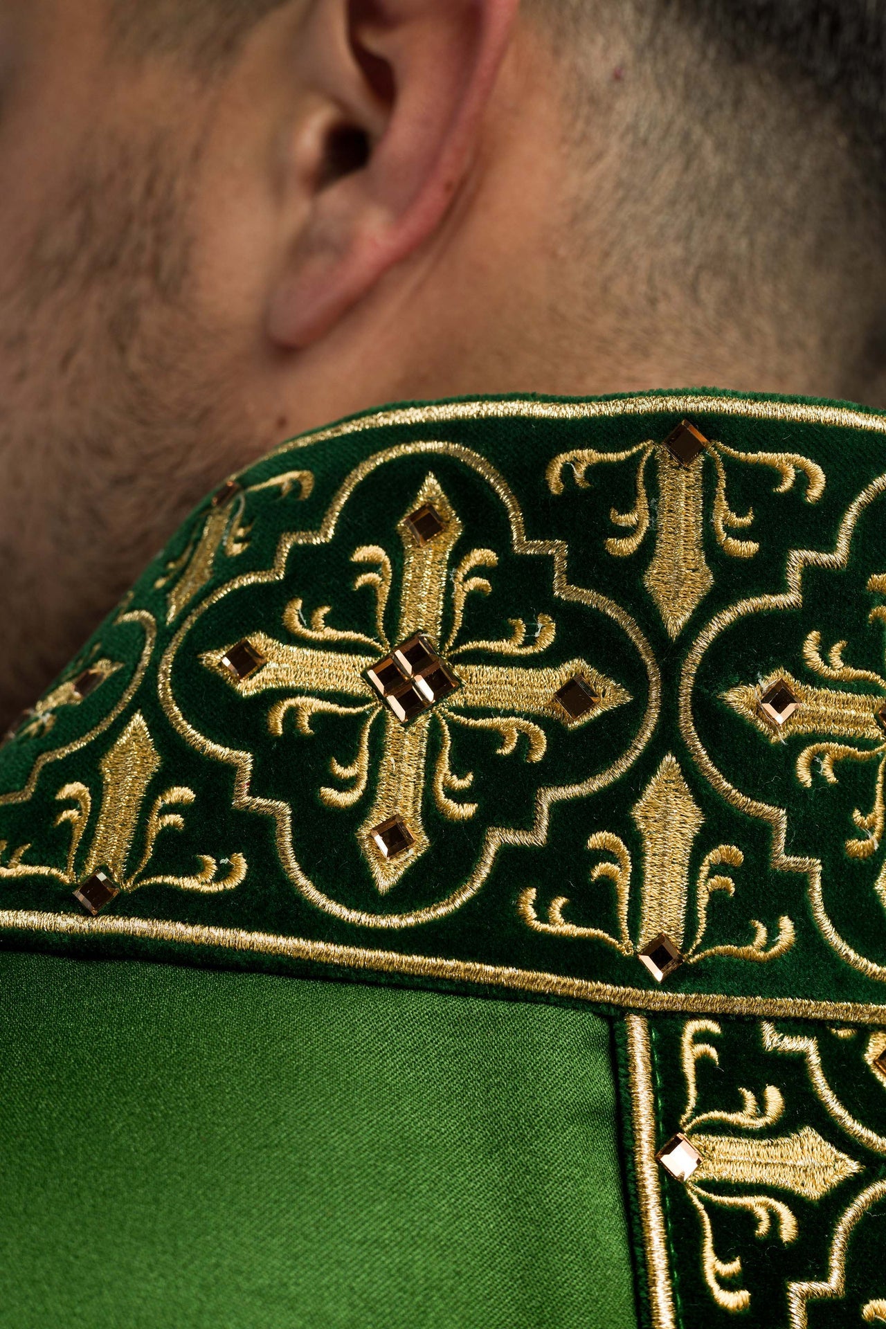 Ornat zielony z wiszącym haftowanym pasem i 500 kamieniami - ORNATY.PL