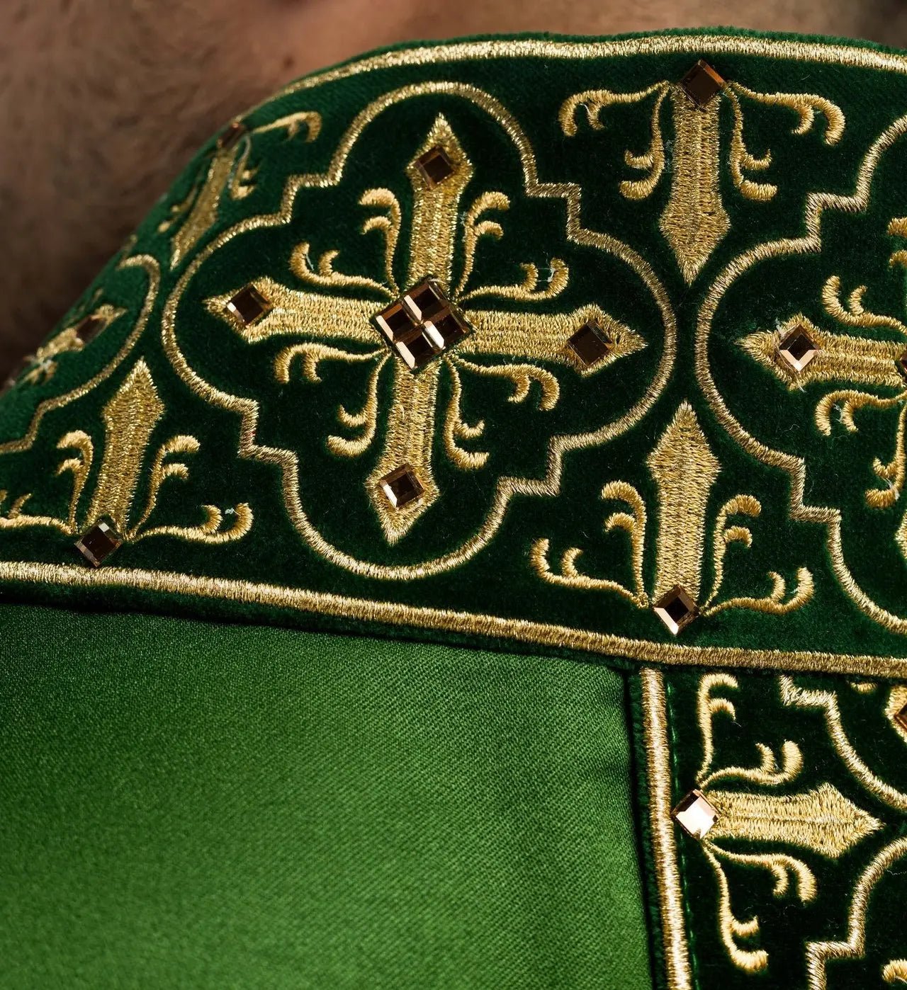 Casulla verde con cinturón bordado colgante y 500 piedras
