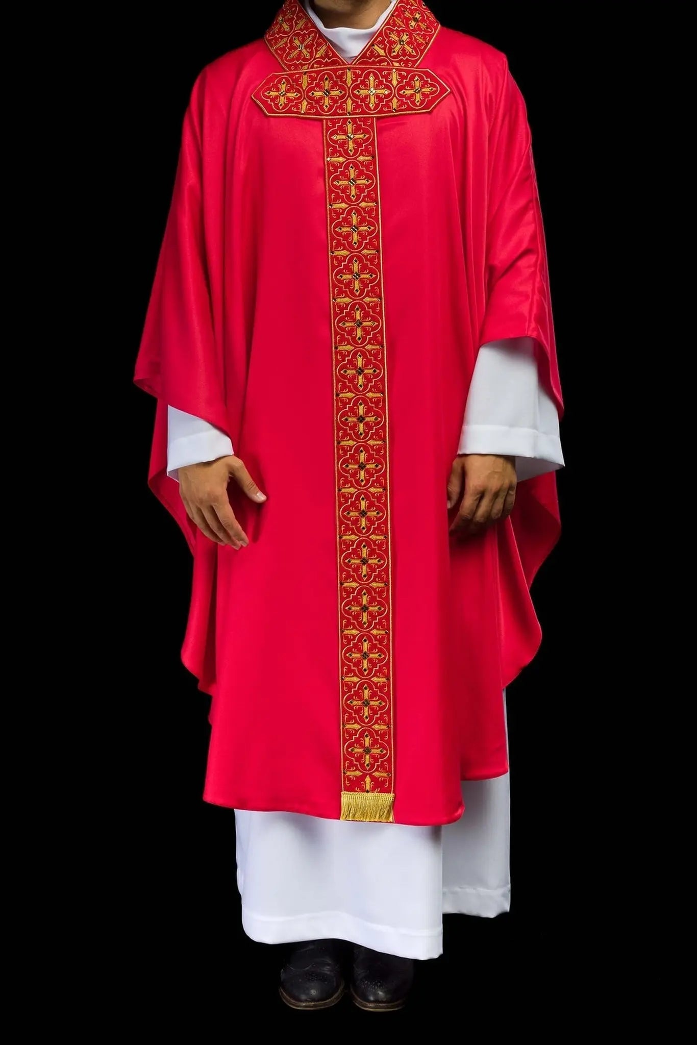 Casulla ricamente bordada decorada con piedras rojas