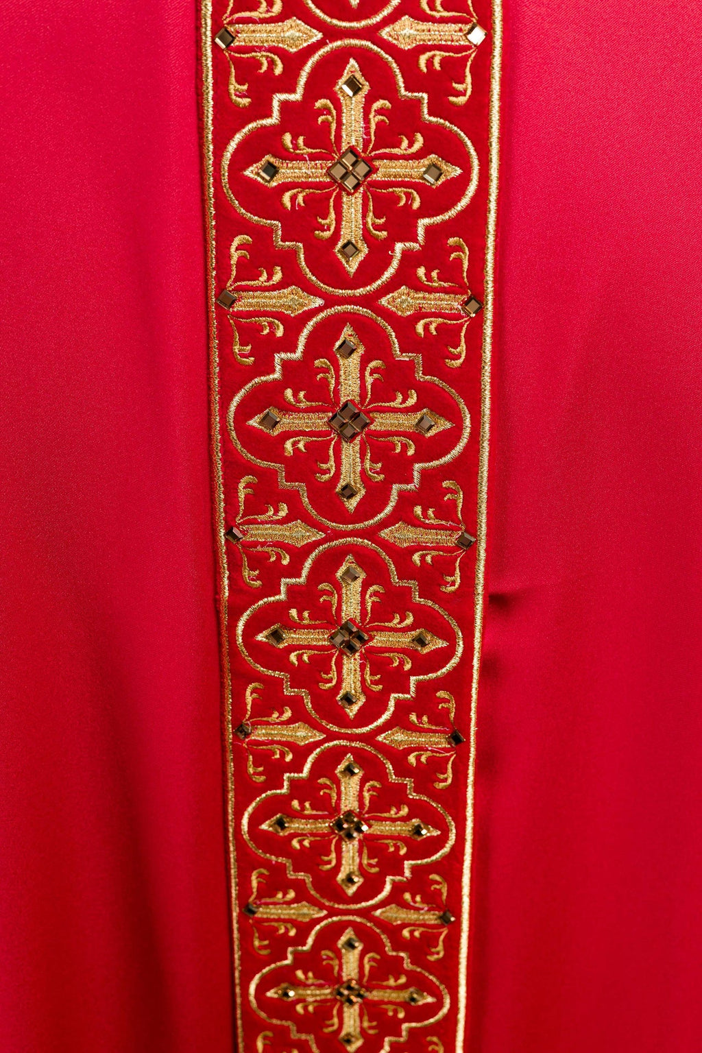 Ornat bogato haftowany zdobiony kamieniami w kolorze czerwonym - ORNATY.PL