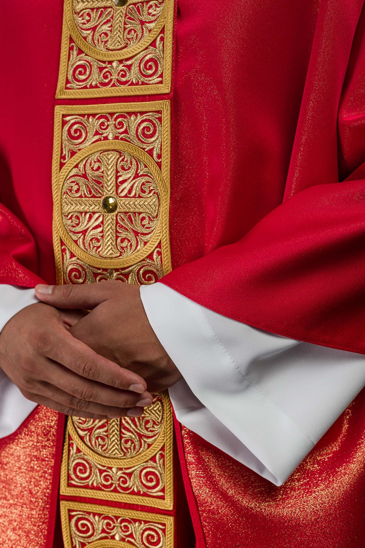 Ornat czerwony bogato haftowany dekorowany kamieniami - ORNATY.PL