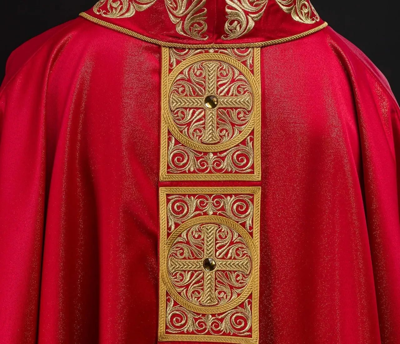 Casulla roja con bordado rico y piedras decorativas
