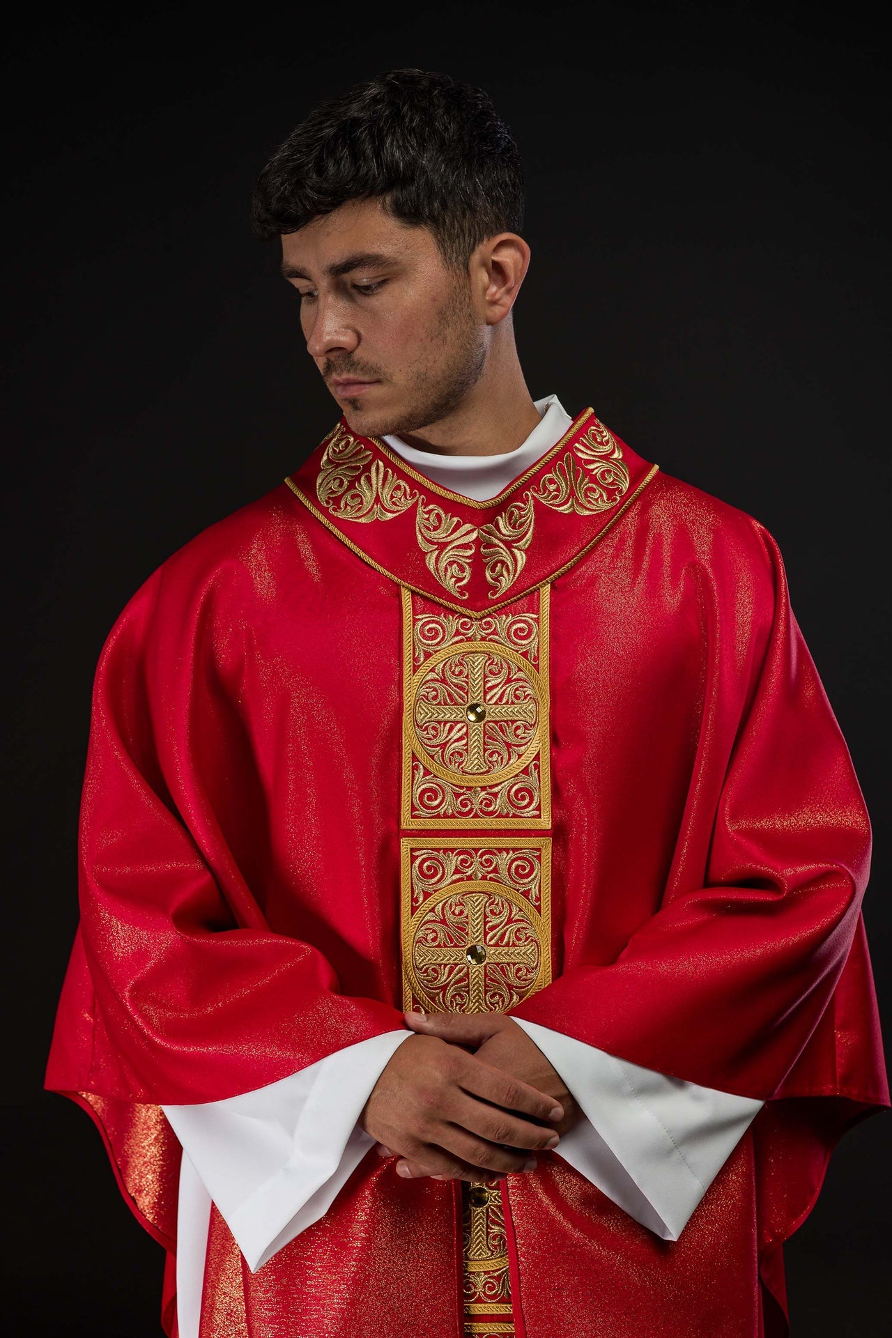 Ornat czerwony bogato haftowany dekorowany kamieniami - ORNATY.PL