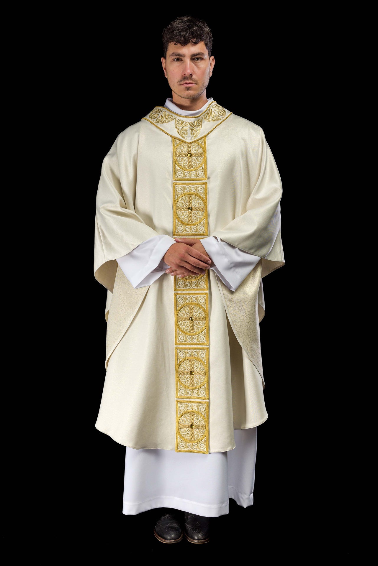 Ornat złoty bogato haftowany dekorowany kamieniami - ORNATY.PL