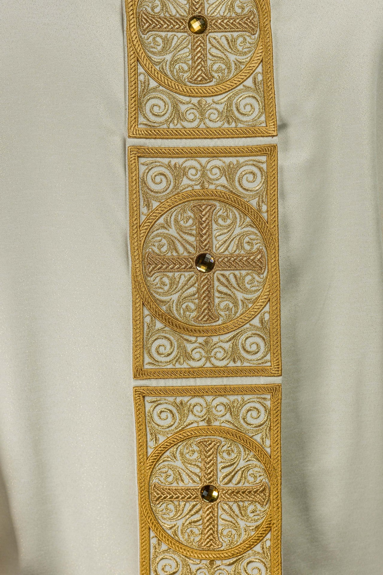 Ornat złoty bogato haftowany dekorowany kamieniami - ORNATY.PL