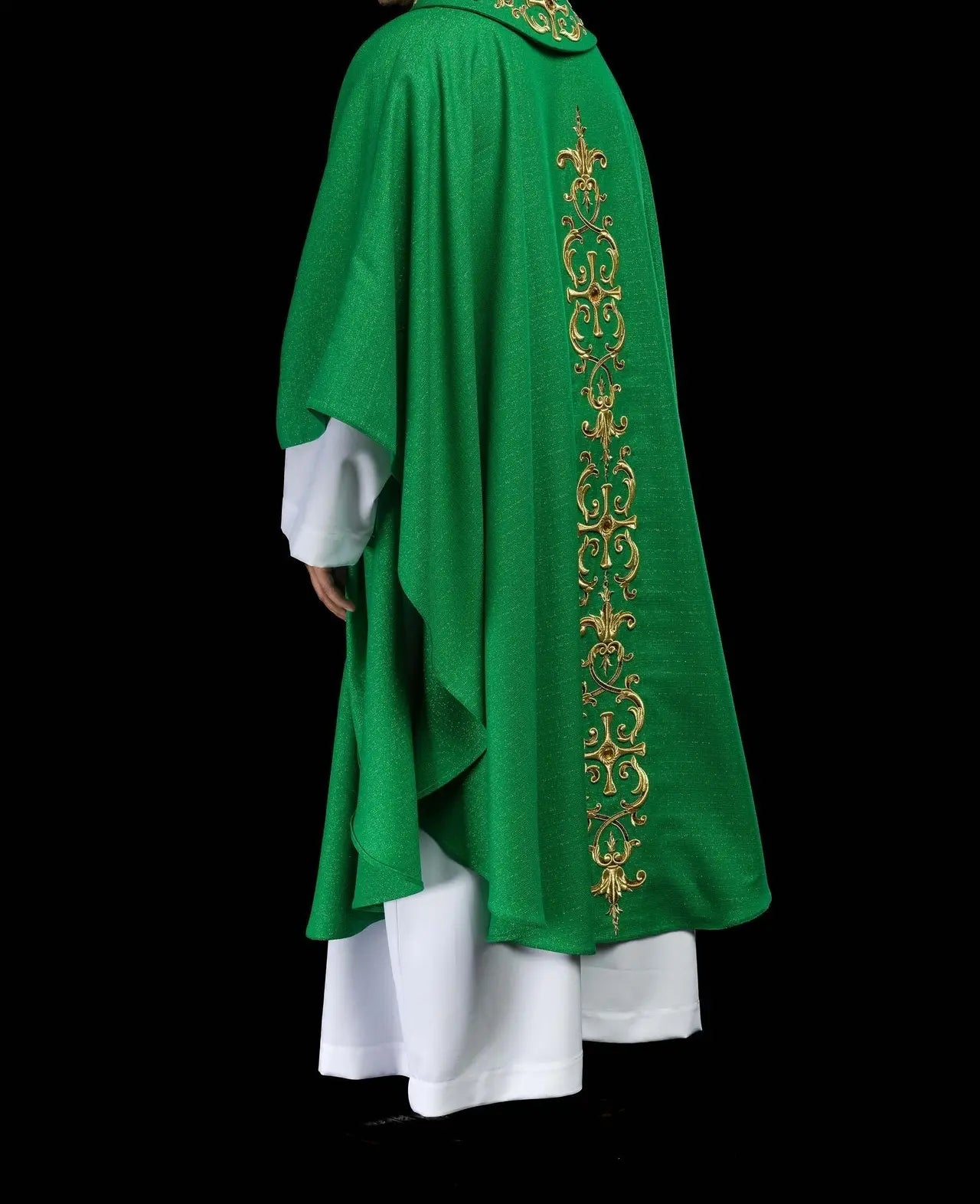 Casulla verde ricamente bordada con piedras