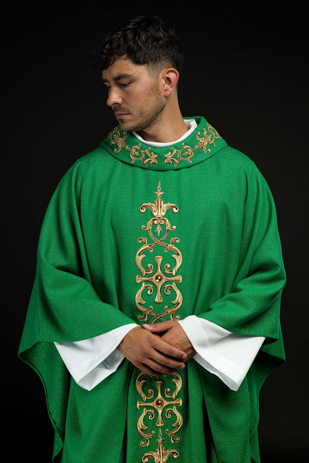 Zielony ornat bogato haftowany z kamieniami - ORNATY.PL