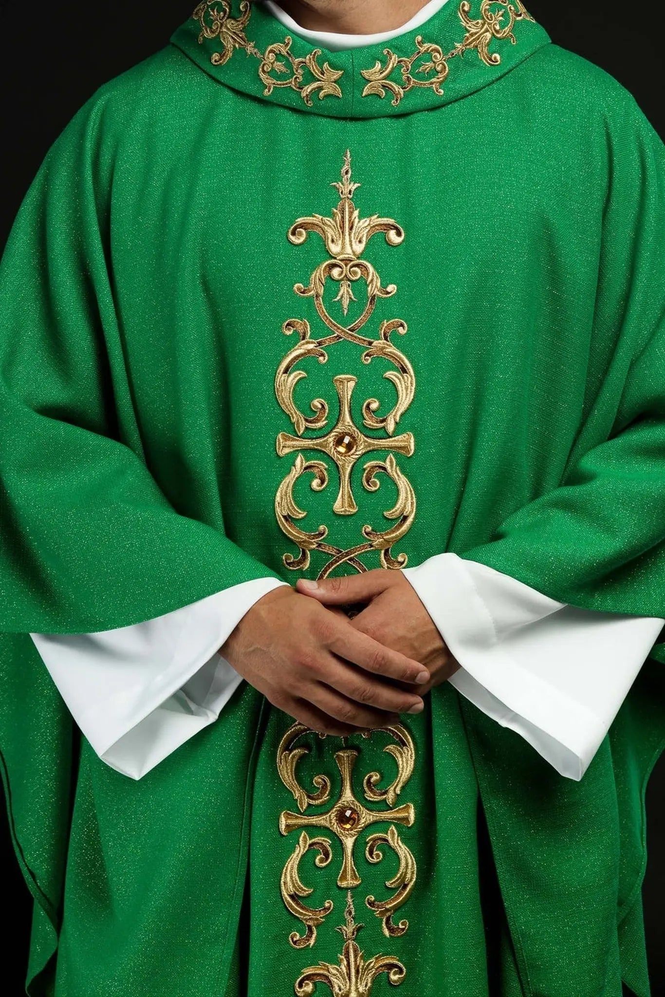 Casulla verde ricamente bordada con piedras