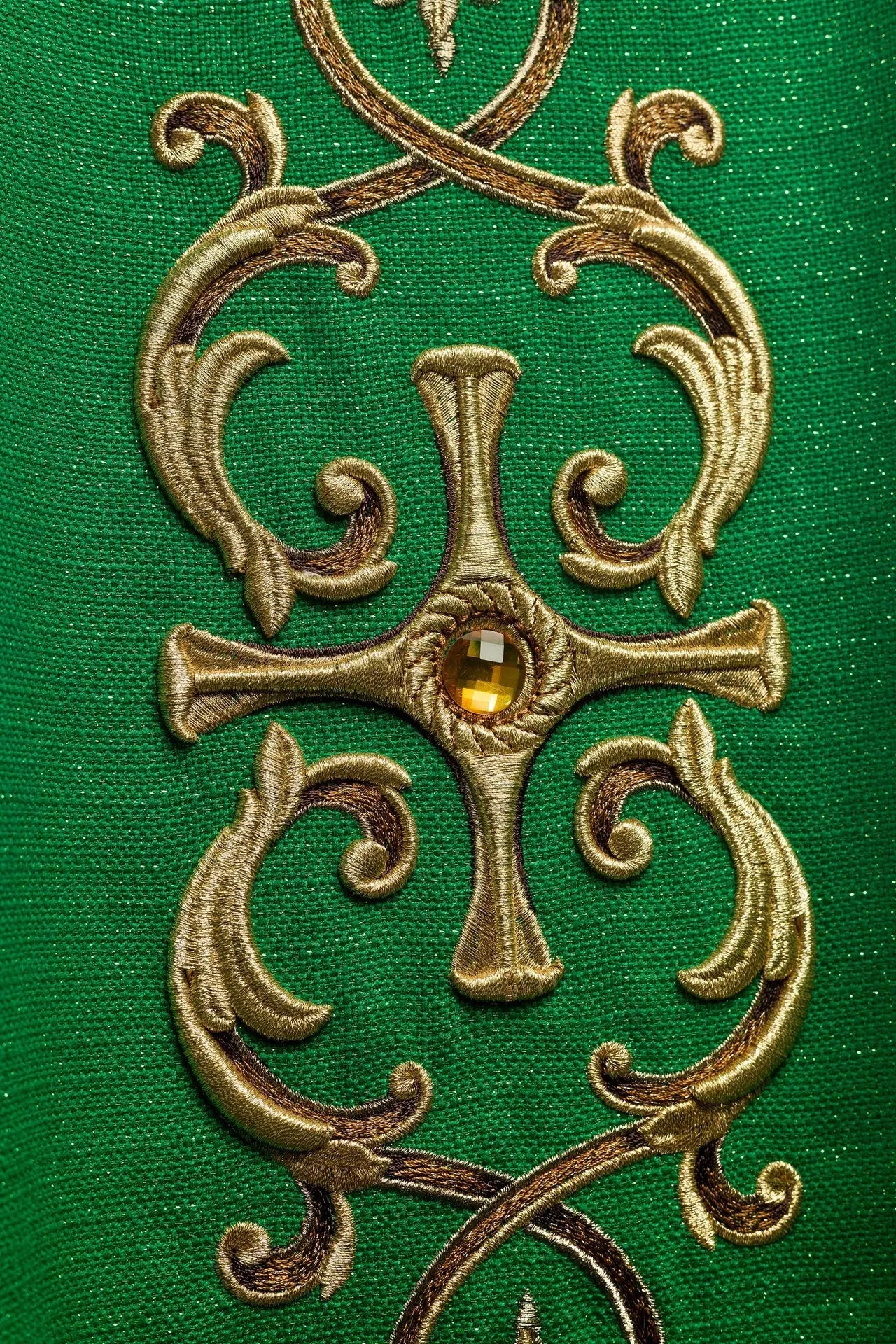 Casulla verde ricamente bordada con piedras