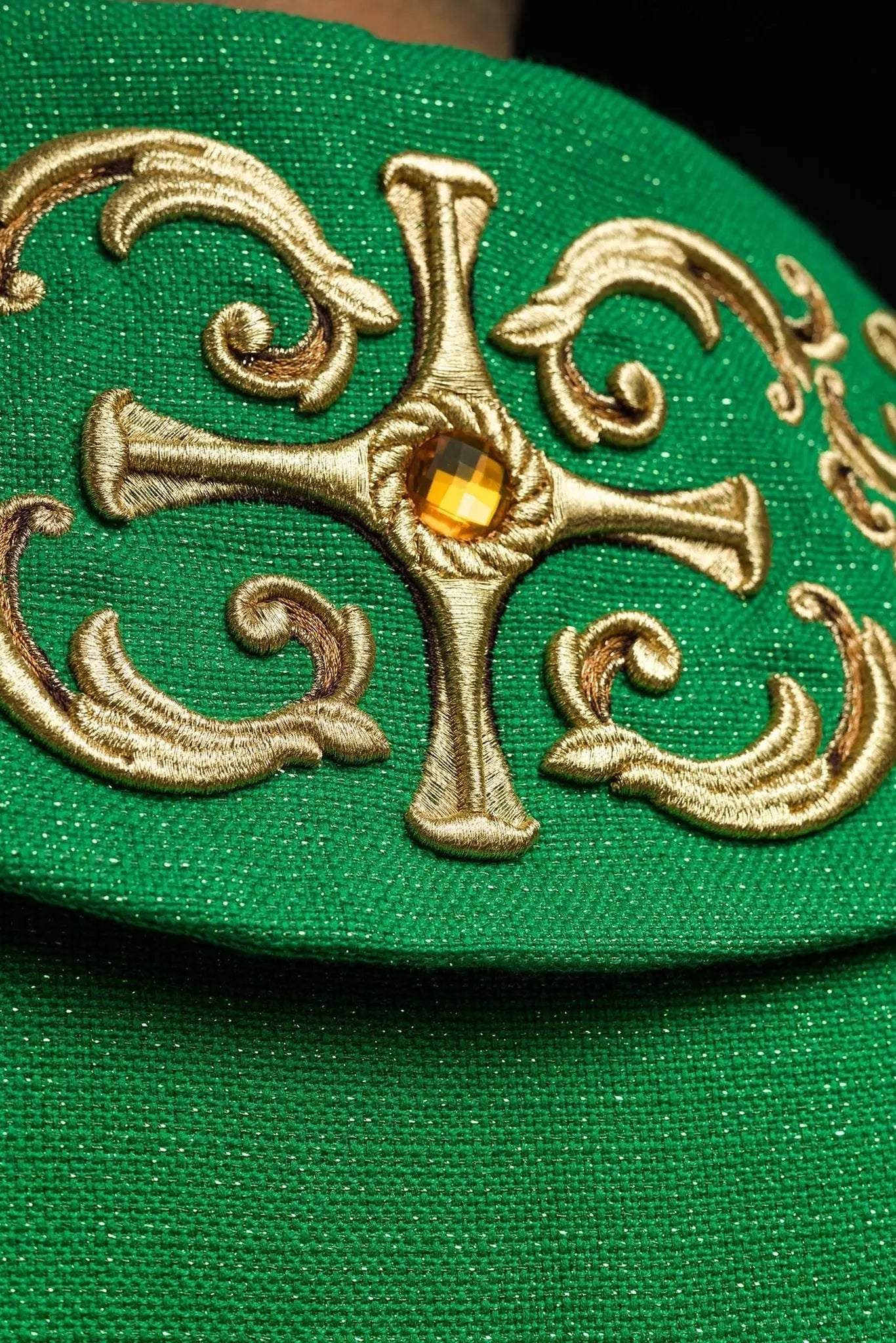 Casulla verde ricamente bordada con piedras