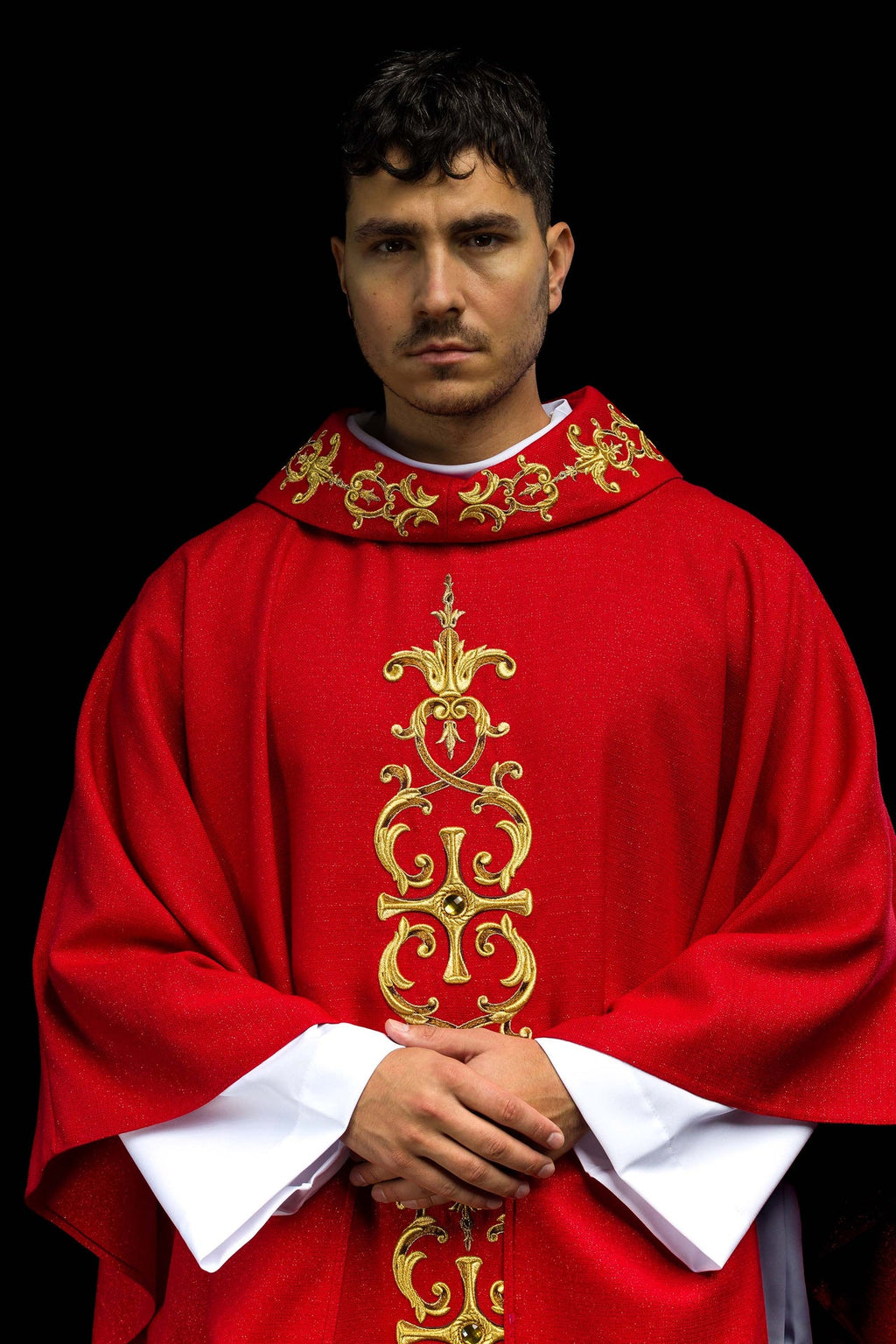 Casulla roja ricamente bordada con piedras