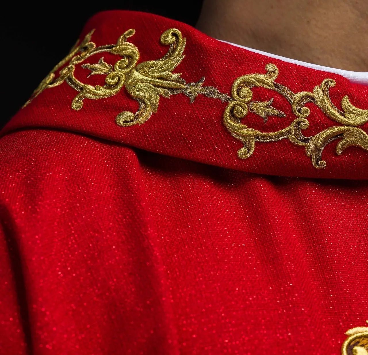 Casulla roja ricamente bordada con piedras