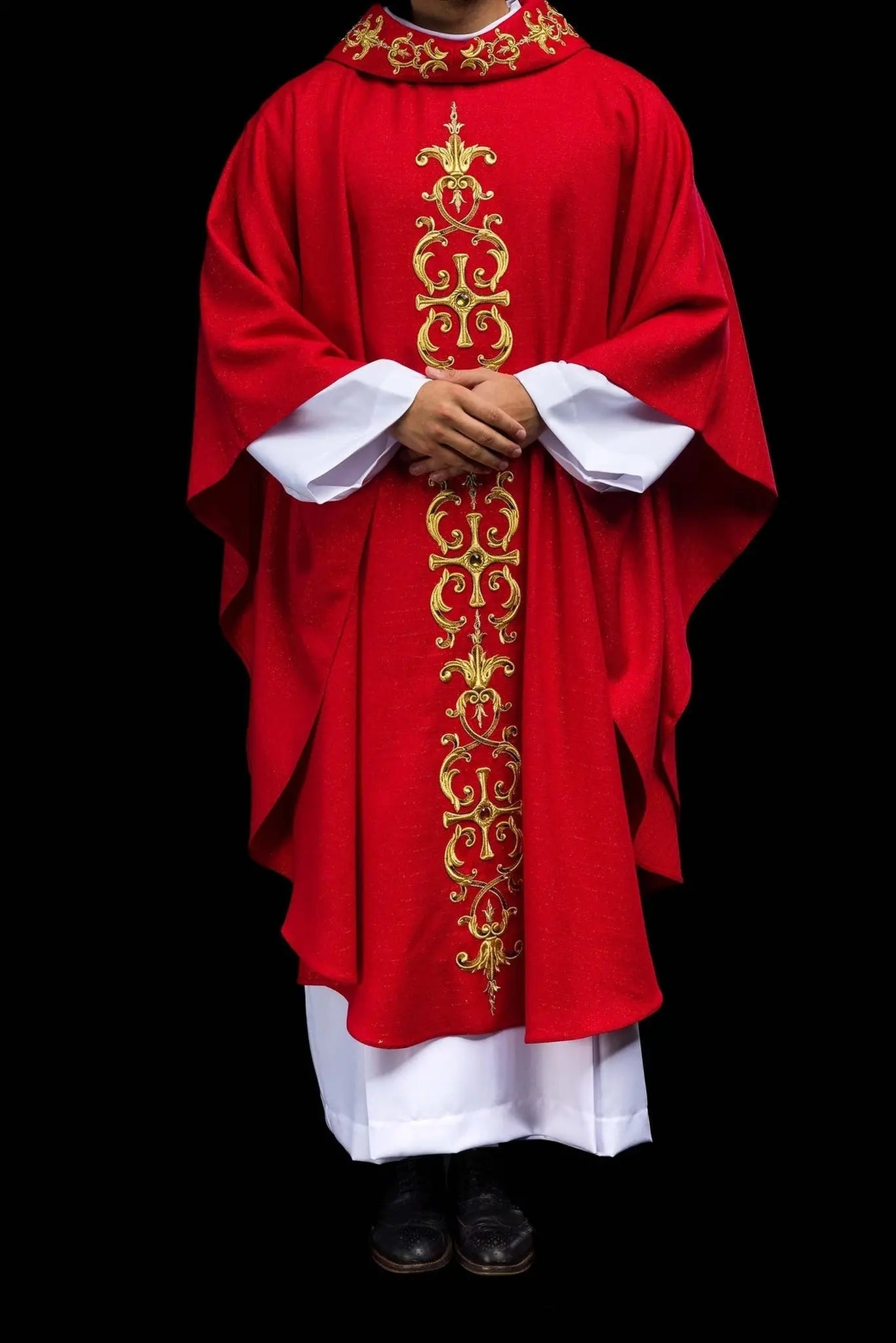 Casulla roja ricamente bordada con piedras