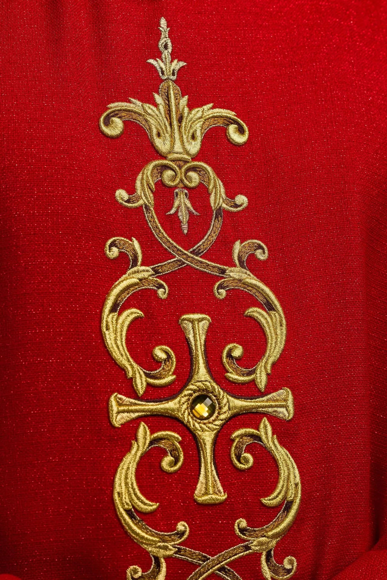 Casulla roja ricamente bordada con piedras