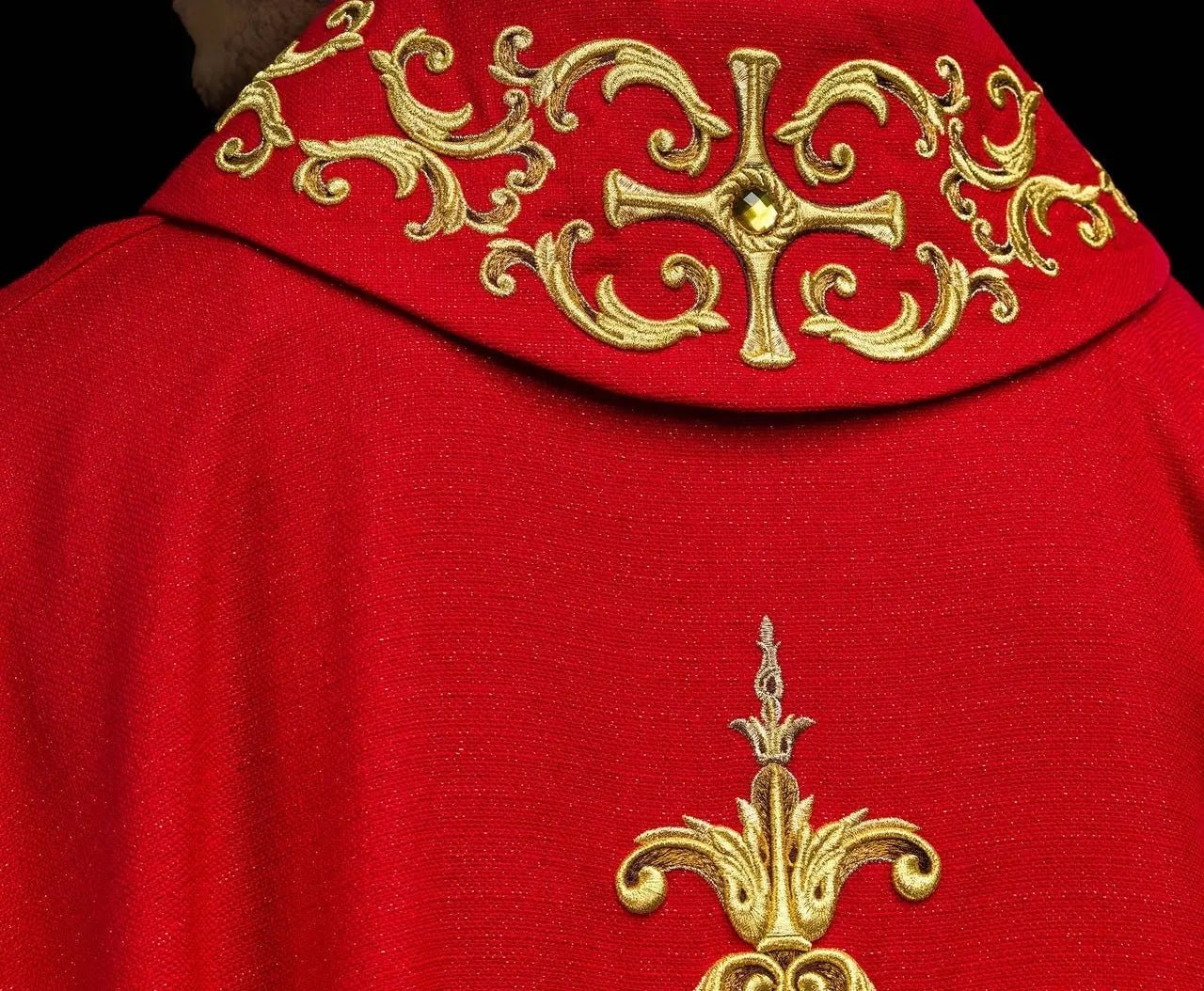 Casulla roja ricamente bordada con piedras