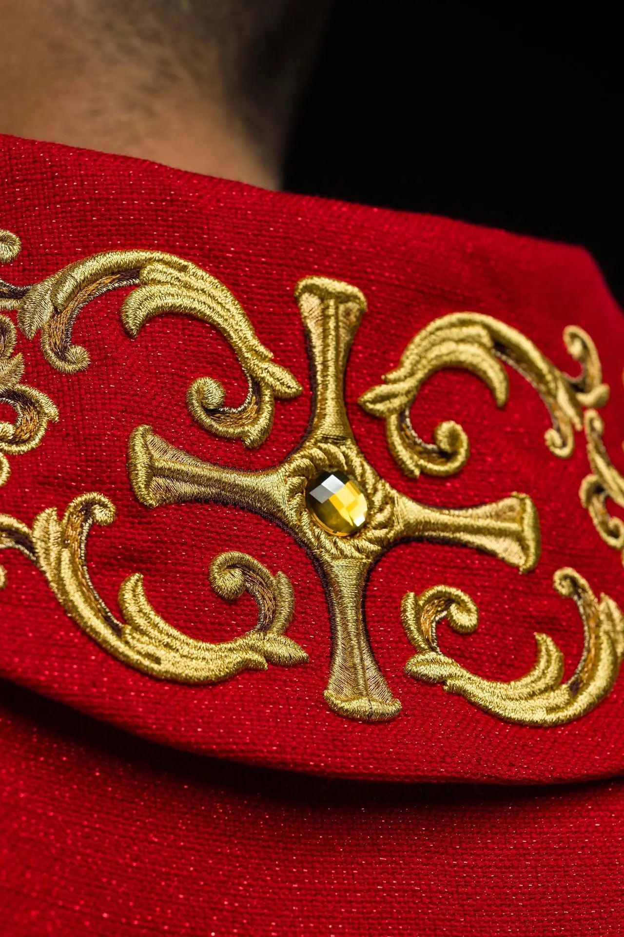 Casulla roja ricamente bordada con piedras