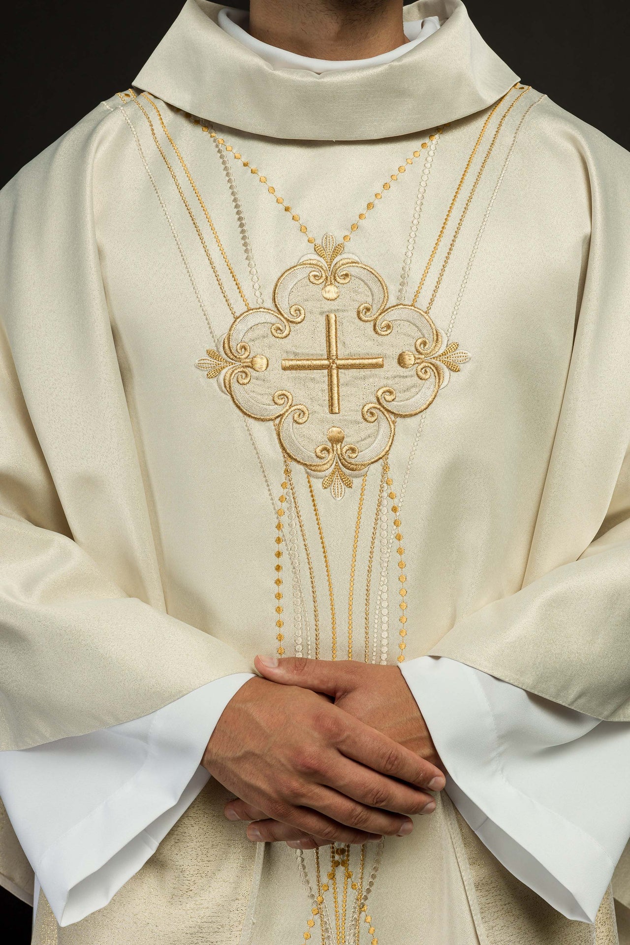 Ornat z błyszczącej tkaniny inspirowany różańcem w kolorze ecru - ORNATY.PL