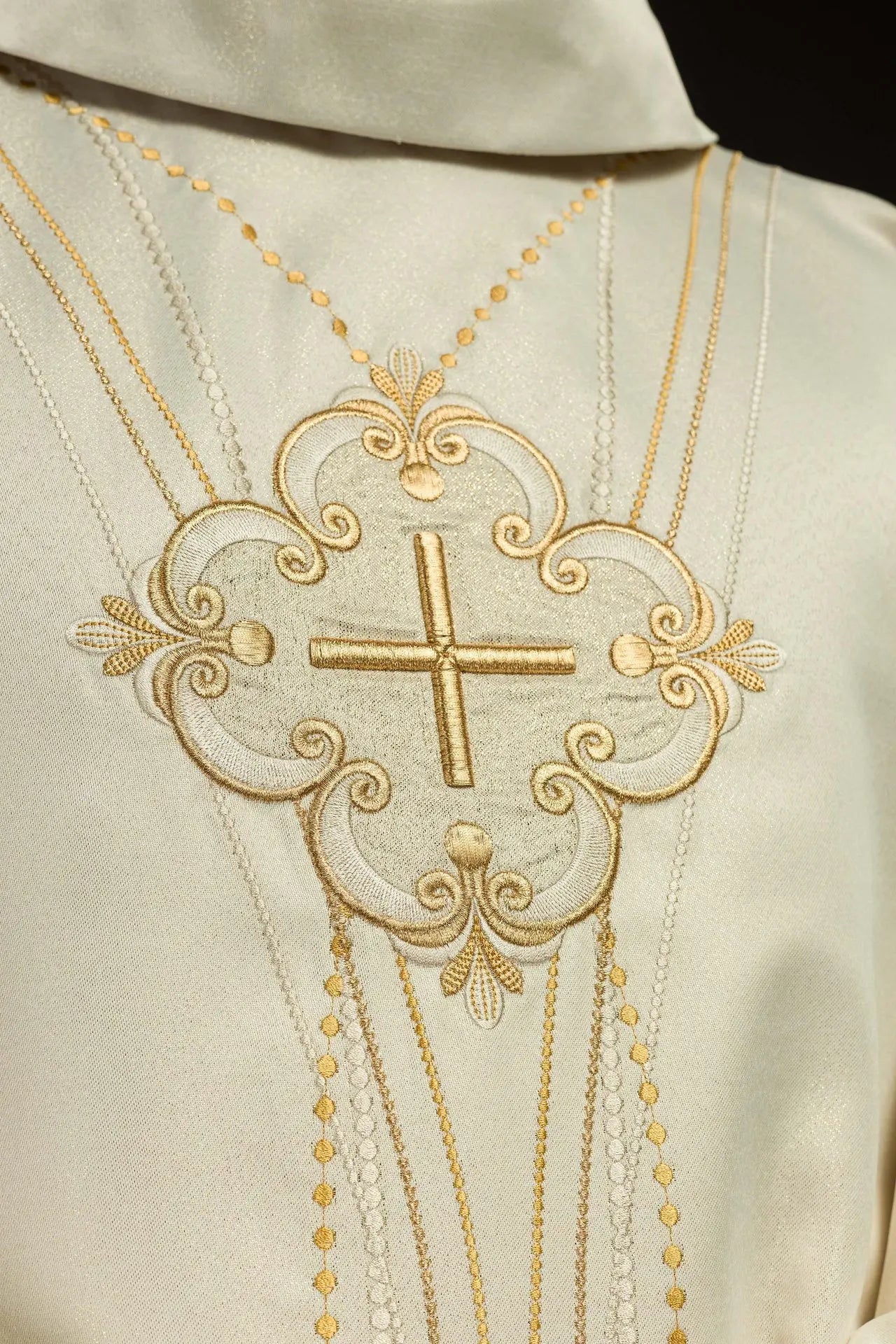 Casulla de tela brillante inspirada en el rosario en ecru