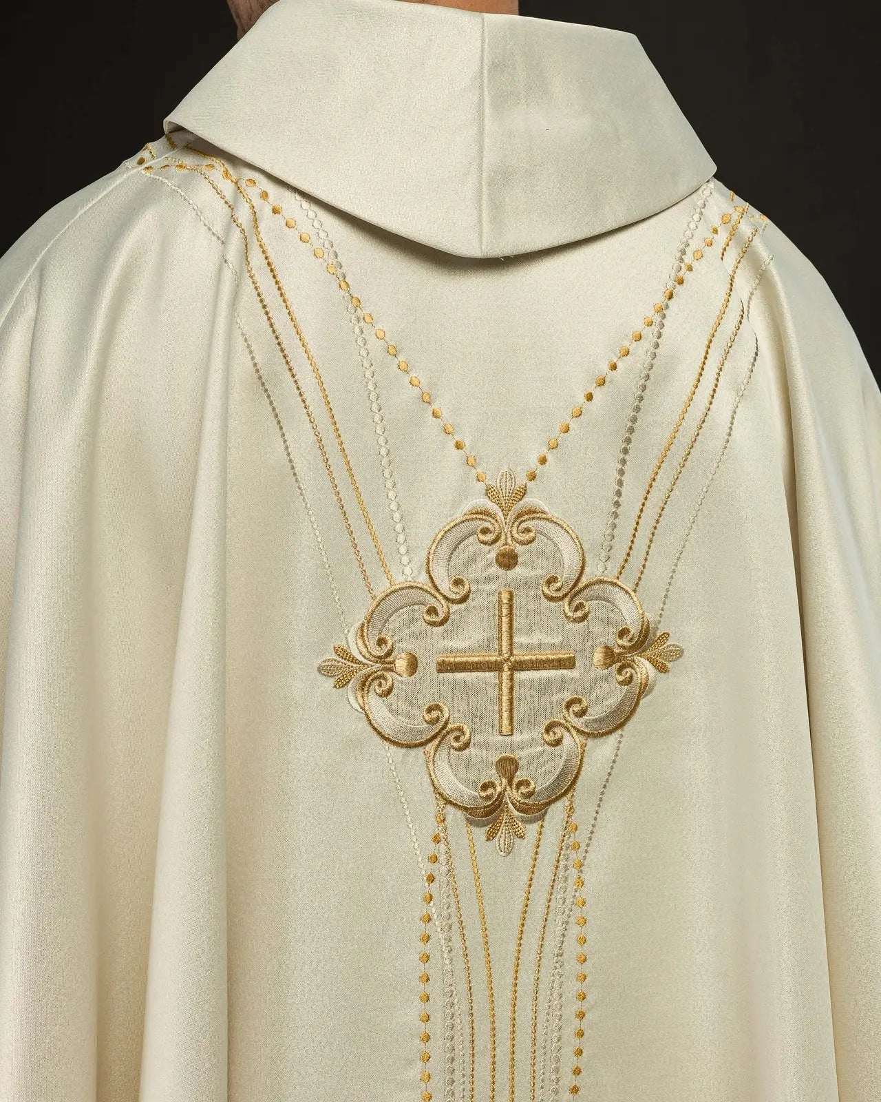 Casulla de tela brillante inspirada en el rosario en ecru