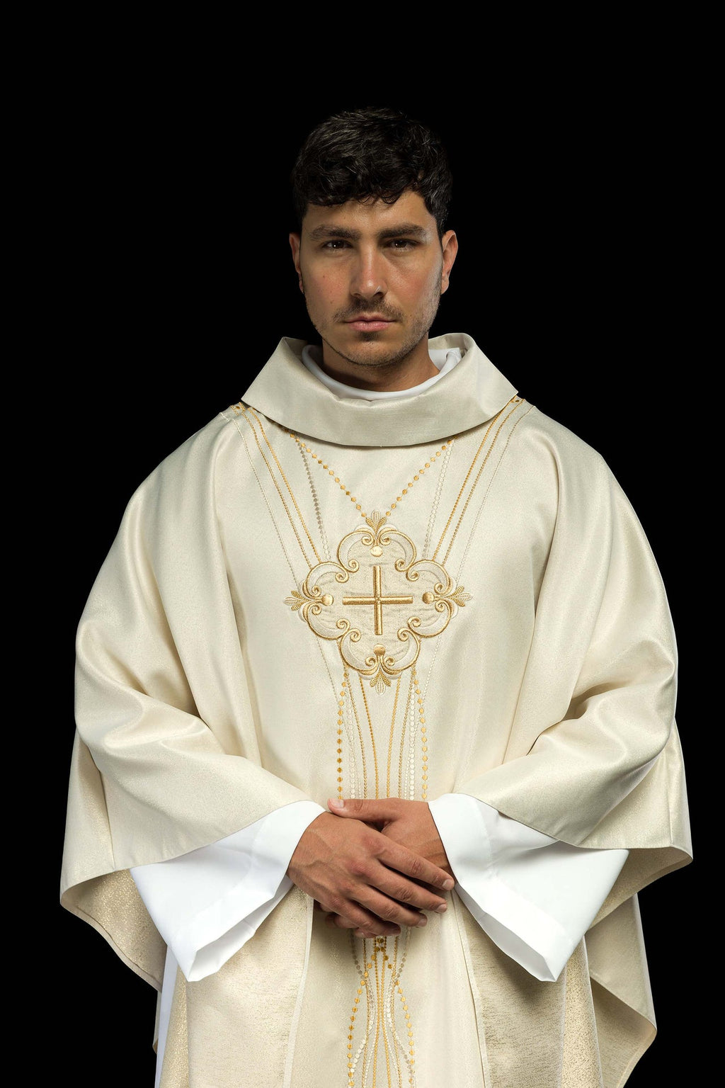 Ornat z błyszczącej tkaniny inspirowany różańcem w kolorze ecru - ORNATY.PL