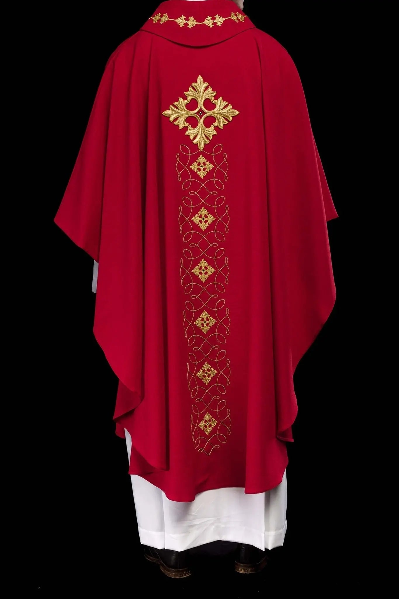 Casulla roja ricamente bordada con cuerda y piedras