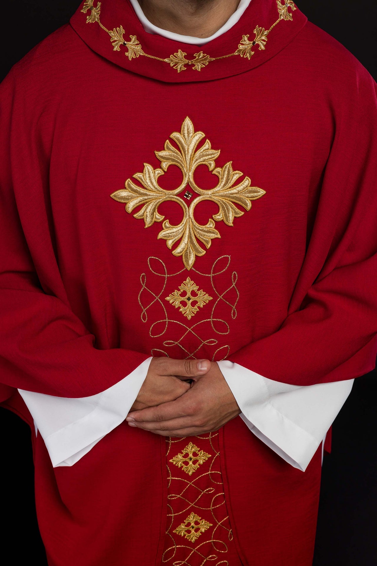 Czerwony ornat bogato haftowany sznurkiem z kamieniami - ORNATY.PL