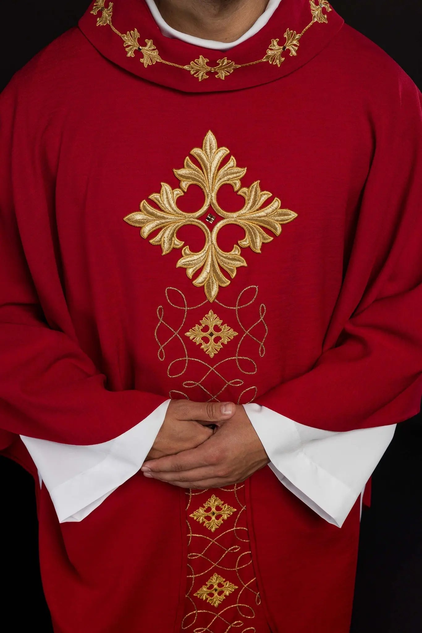 Casulla roja ricamente bordada con cuerda y piedras
