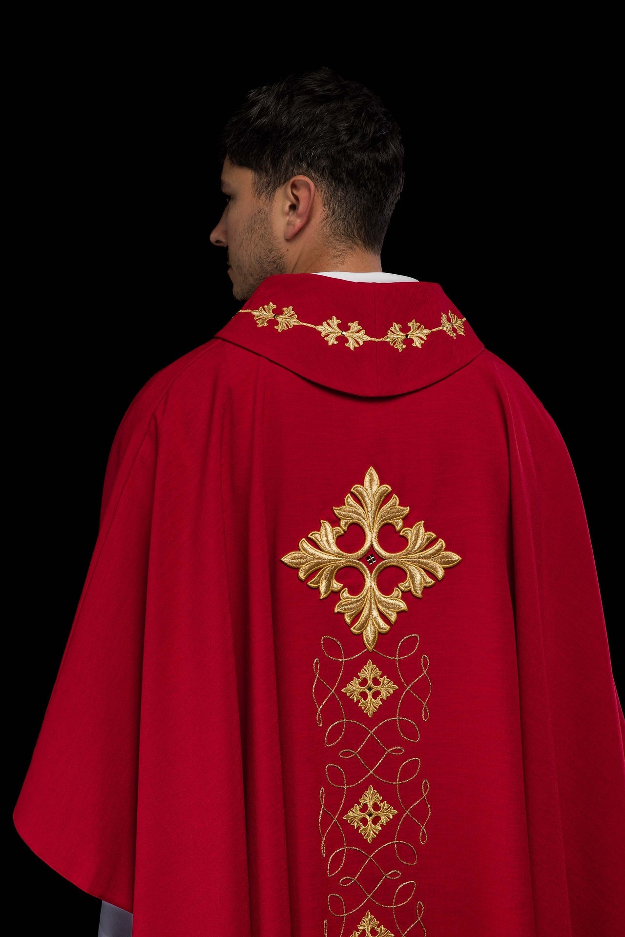 Czerwony ornat bogato haftowany sznurkiem z kamieniami - ORNATY.PL