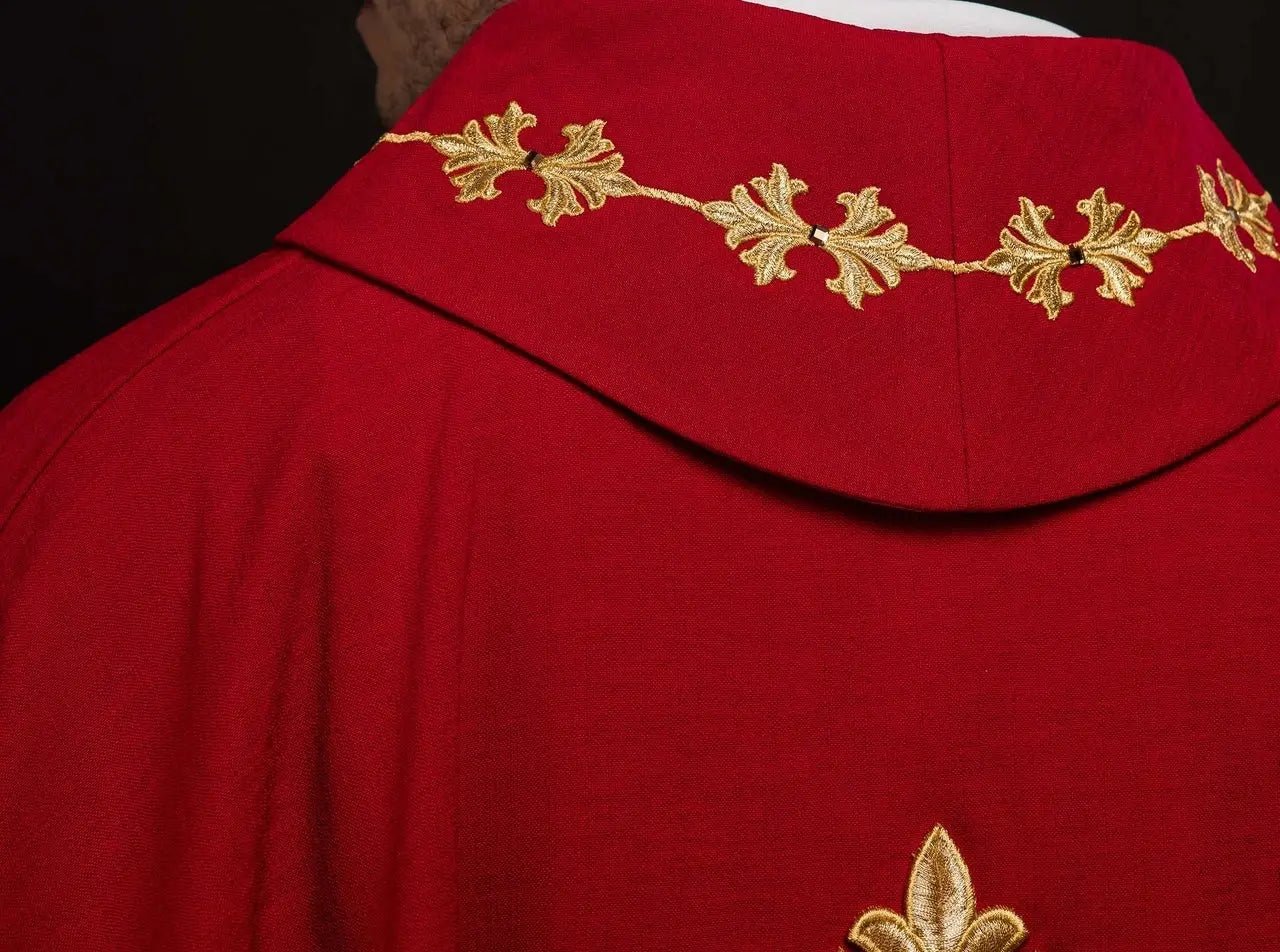 Casulla roja ricamente bordada con cuerda y piedras