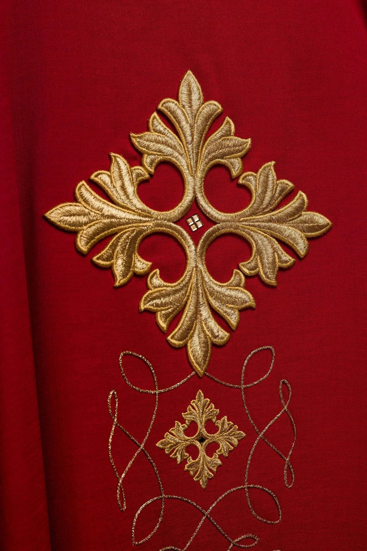 Casulla roja ricamente bordada con cuerda y piedras