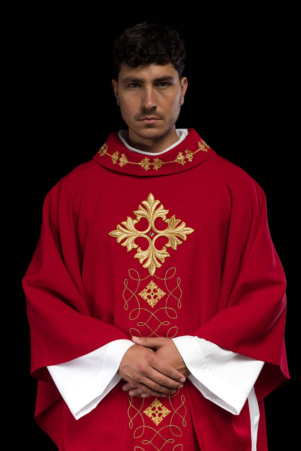 Czerwony ornat bogato haftowany sznurkiem z kamieniami - ORNATY.PL