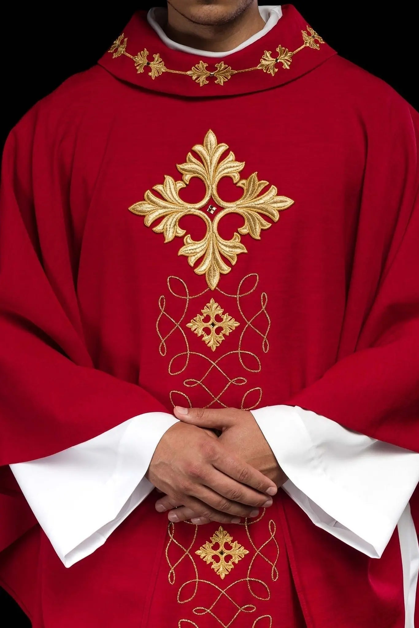 Casulla roja ricamente bordada con cuerda y piedras