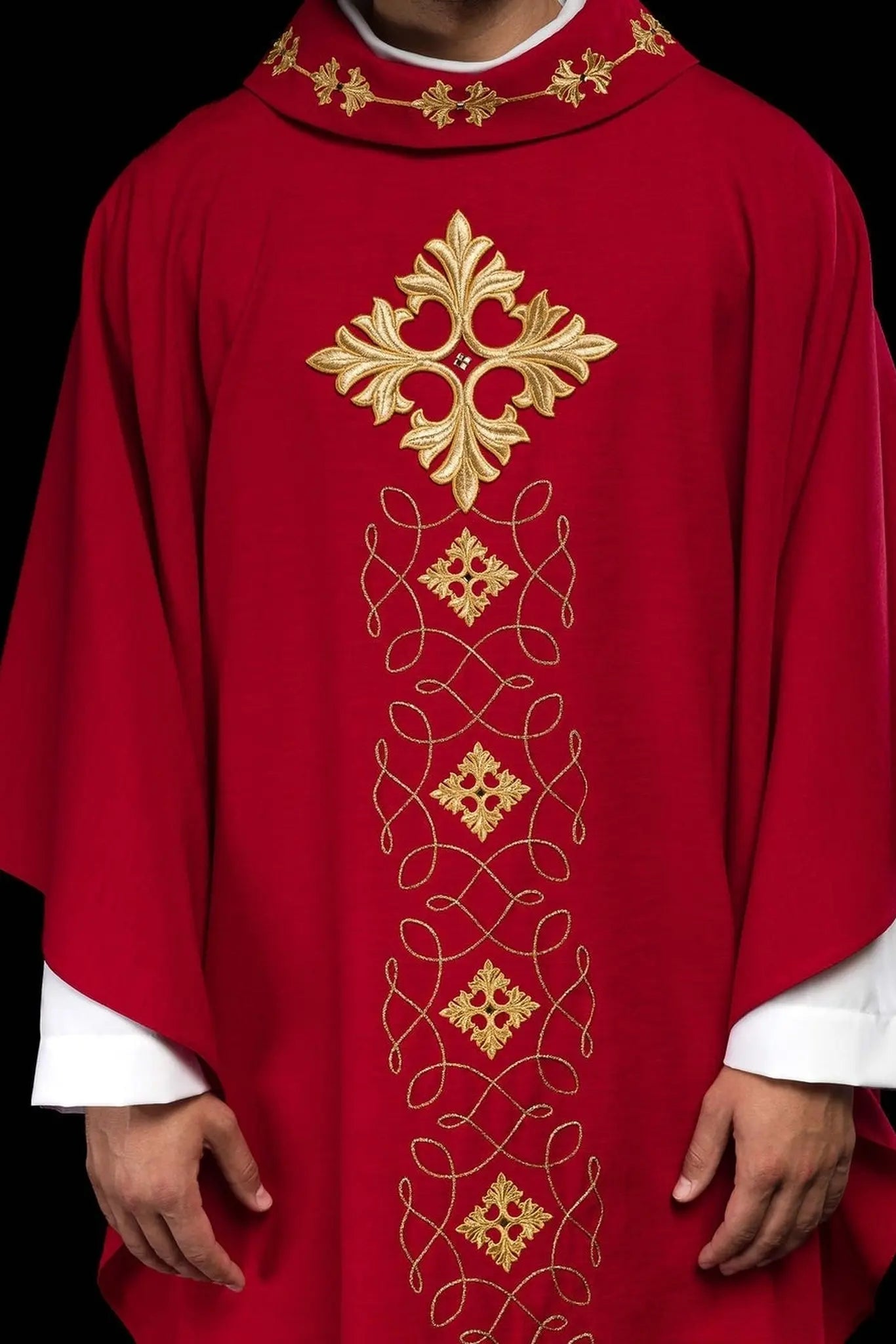 Casulla roja ricamente bordada con cuerda y piedras