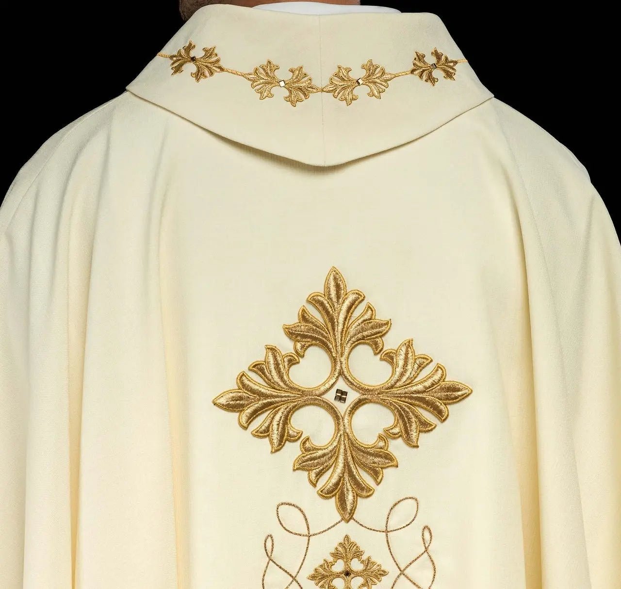Casulla ricamente bordada con cordón decorado con piedras