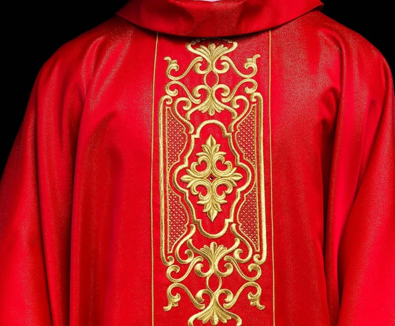 Casulla roja ricamente bordada lustre