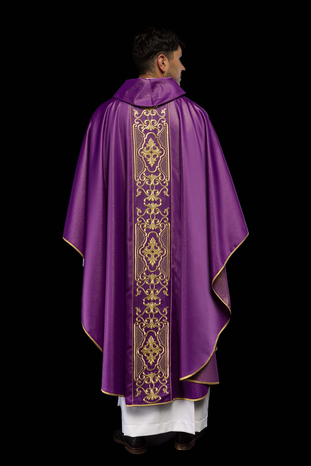 Fioletowy ornat bogato haftowany połyskujący - ORNATY.PL